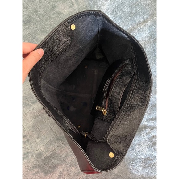 Elegant Black Leather Tote Bag with Gold Chain - Picture 8 of 11